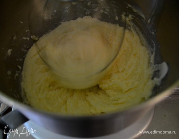 Взбить слив. масло и 2 стак.сах.песка миксером на сред.скорости до кремаобразного состояния.Добавить яйца по одному за раз.И ванилин.Перемешивать все хорошо.