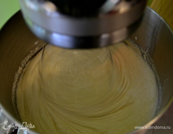 На медлен.скорости добавить муку,добавляя порционно в 3 приема, а также апельсин.сок с молоком.
Готовое тесто вылить в форму.