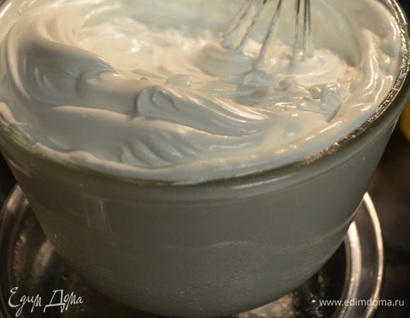 Для маршмэллоу.
Взбить 1 1/4 стак.сахар,вода и белки, винный камень в большой емкости, выдерживающая высокую тем-ру на высокой скорости 1 мин.Или до того как белки начнут приобретать матовый свет.
Поставить емкость на кастрюльку с горячей водой, так чтоб  она не соприкасалась с водой.И взбиваем 7мин.до мягких пиков.Время желательно засекать.