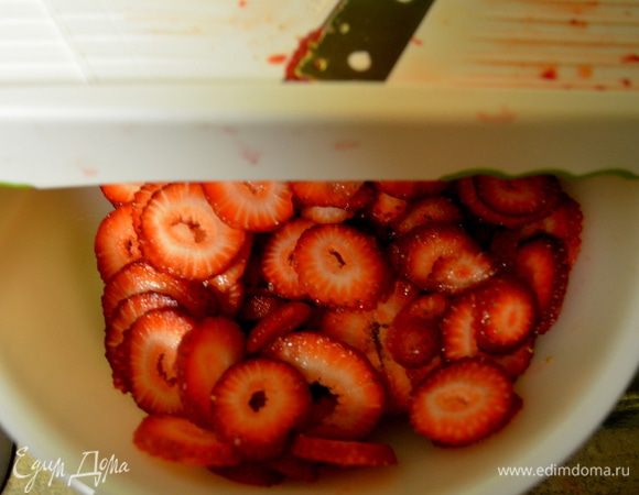 Снять с огня . Добавить оранж.цедру и 1ч.л  ванил.экстракта.Продолжить взбивать еще 2мин.
Клубнику порезать вручную или слайсером.