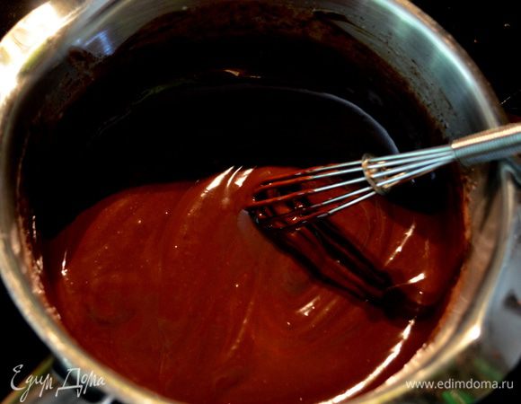 Если вы решили повторить рецепт и сделать с шоколадной глазурью.
Поставим сливки на огонь и как они закипят добавим шоколад, поломав на плитки. Снимем с огня, помешиваем, весь шоколад должен разойтись. Дадим остыть 2-3 мин. Выливаем в центр нашу глазурь,лопаточкой разравняем,поставим в холодильник на час ,чтоб застыла.