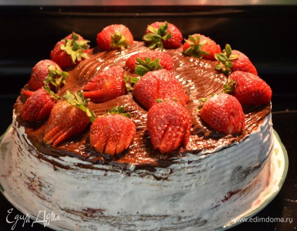 Достанем из холодильника и сверху украсим целыми ягодами фигурно.