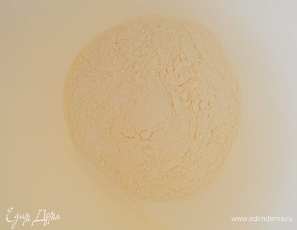 В большую миску просеять муку с разрыхлителем.