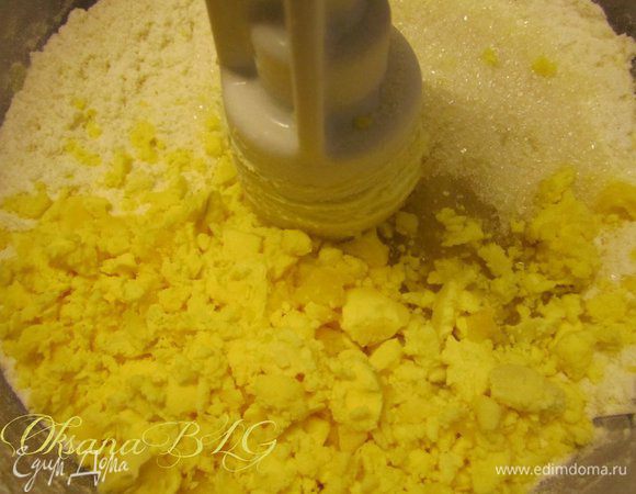 Добавить измельченные желтки и сахар. Замесить тесто.