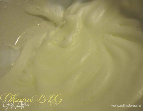 Для начинки белки взбить с половиной сахара.