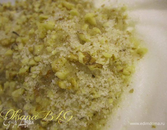 Оставшийся сахар перетереть с орехами. Добавить к взбитым белкам.