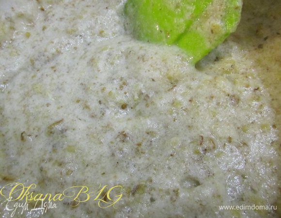 Добавить сок лимона, аккуратно перемешать.