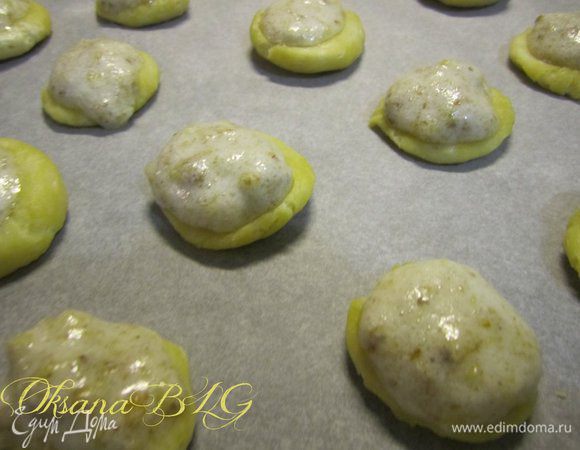 На тесто положить по 1 ч.л. ложке начинки.