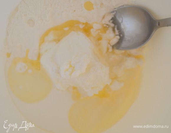 Добавить творог, молоко, масло и сахар.