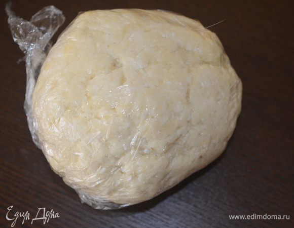 Замесить тесто, скатать в шар и завернуть в пищевую пленку примерно на 15 минут (тесто должно быть плотным и не липким)