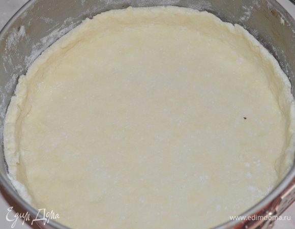 Разъемную форму 24 см смазать сливочным маслом. Тесто раскатать в круг толщиной 3-4 мм и выложить в форму, сделать бортики 3 см.