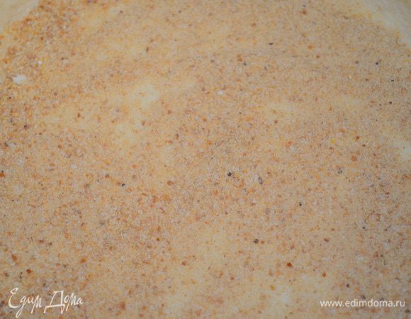 4. На тесто высыпать сухари и распределить их по нему ровным слоем