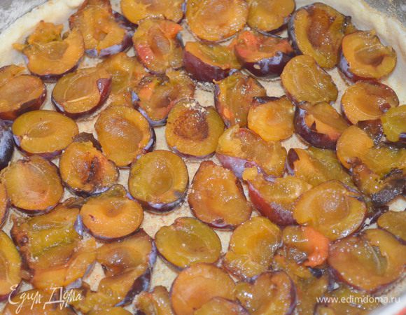 Сливы помыть, разрезать на половинки, косточки вынуть. Выложить их ровным слоем на тесто, срезом вверх. Посыпать ванильным сахаром, выпекать в духовке 25 минт при температуре 160 градусов.