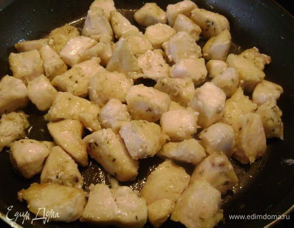 Обжарить курицу на разогретом в сковороде масле 5 мин. и выложить на тарелку.