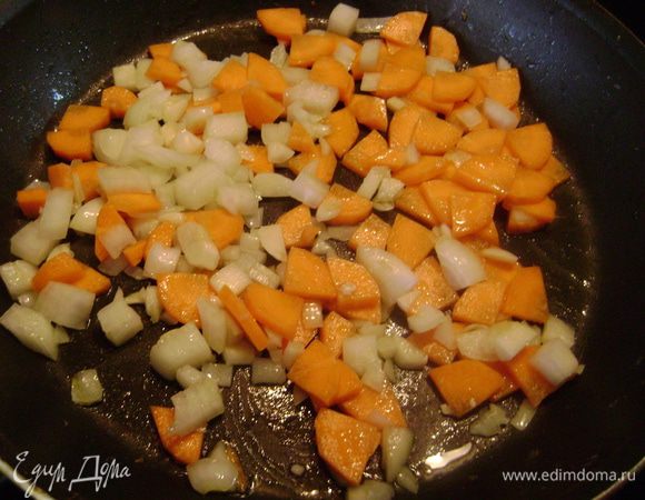 На оставшемся масле обжарить мелко нарезанные лук, чеснок и морковь 5 мин, затем добавить помидоры, нарезанные кубиками, и тушить ещё 10 мин.
