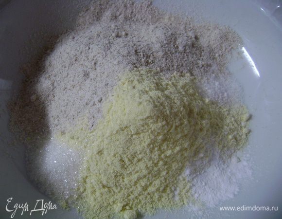 Для кукурузной лепешки смешать в миске муку, сахар, соль и разрыхлитель. 