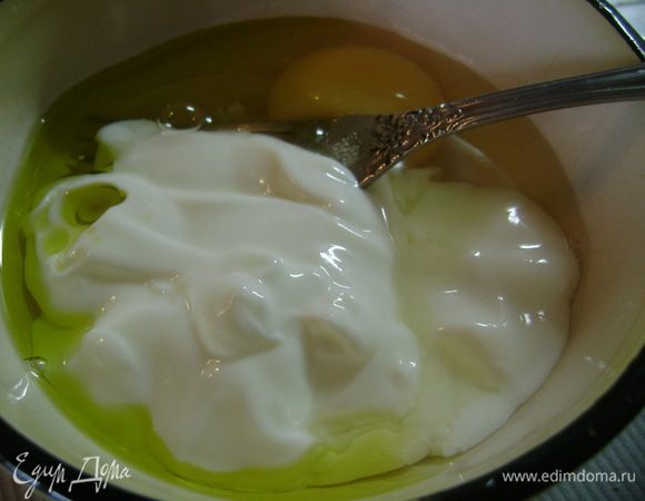 Слегка взбить яйцо, йогурт и растительное масло.