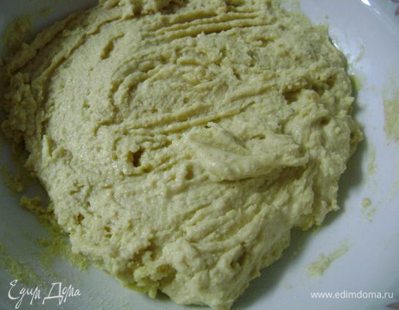 Влить массу в мучную смесь и перемешать, чтобы получилось липкое тесто. Не увлекайтесь, иначе лепешка потеряет пышность.