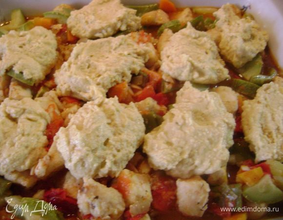 Курицу с овощами выложить в огнеупорную форму, удалив лавровый лист, и сверху ложкой выложить тесто.