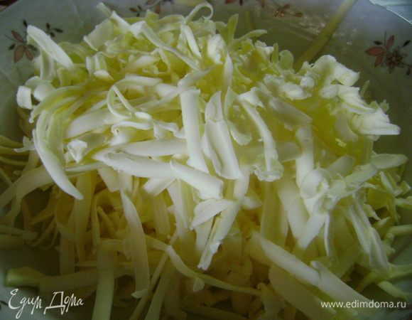 Масло натереть на крупной терке.