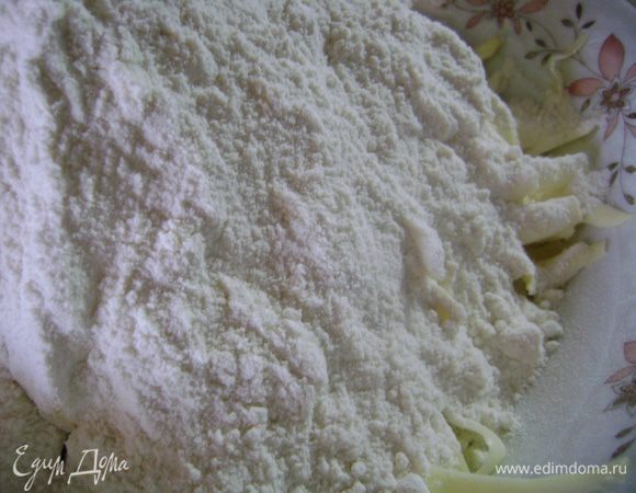 Добавить муку, перемешать.