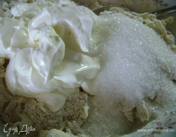 Добавить сметану, разрыхлитель, соль, сахар и замесить однородное тесто. Завернуть его в пленку и положить в холодильник на пару часов.