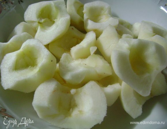 Яблоки разрезать пополам, удалить сердцевину, очистить от кожуры. 