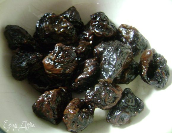 Чернослив замочить на 15 мин, затем воду слить.