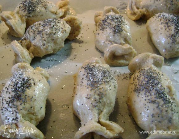 Уложить все яблочки в шубке на противень, застеленный пергаментной бумагой, смазать белком, посыпать маком и сахаром.