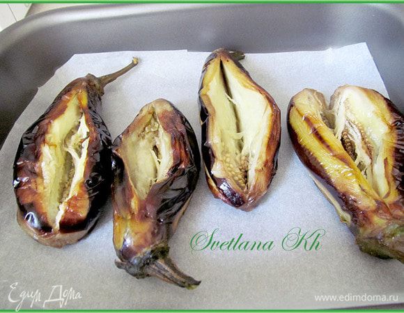 Выложить баклажаны на салфетку, чтобы убрать лишнее масло.Сделать  продольные разрезы, чтобы образовался кармашек.