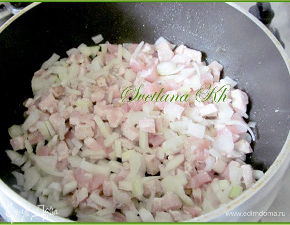 Для начинки нужно обжарить фарш вместе с луком. Я вместо фарша взяла куриную грудку и мелко ее порезала.