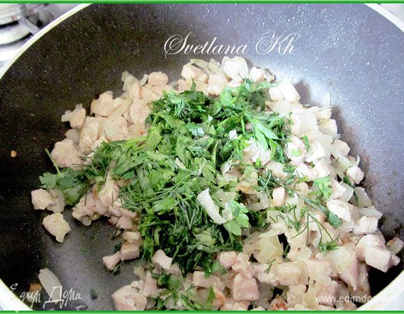 К мясу с луком добавить рубленную зелень, соль, перец и любимые специи. Я всегда добавляю хмели-сунели.