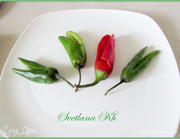 Перцы- чили разрезать вдоль и вычистить семена.