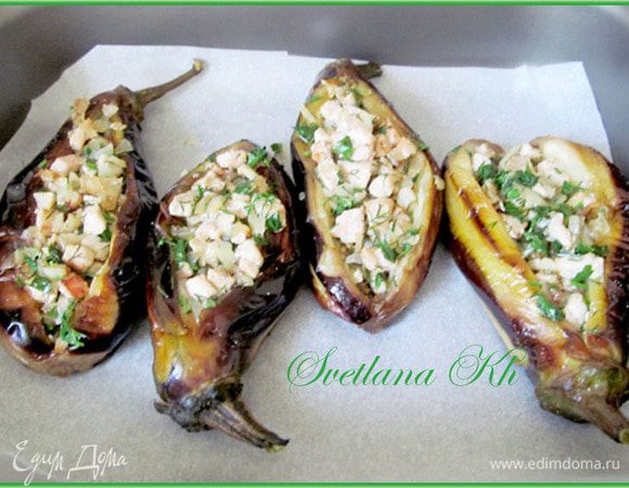 Баклажаны уложить в форму для запекания, предварительно выстланную бумагой. Наполнить горячей начинкой.