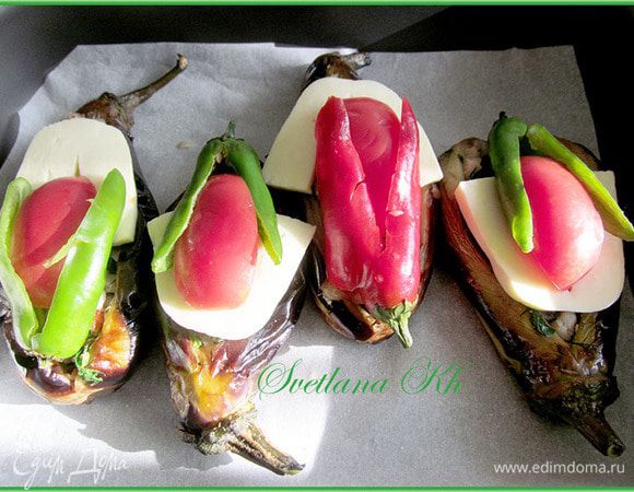Затем - перец чили и помидоры. Запечь в разогретой духовке 15 минут.