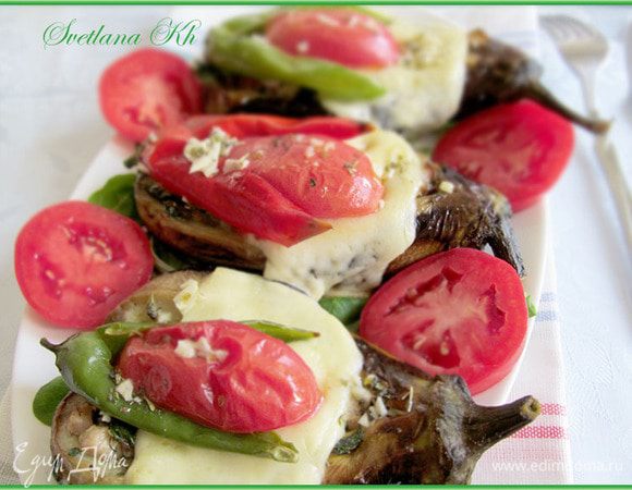 Приготовить заправку- лимонный сок, чеснок , соль и ложку масла растереть и полить готовые баклажаны.