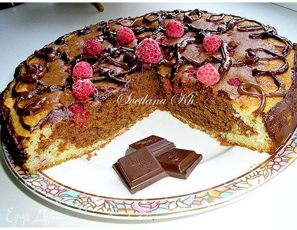 Шоколад растопить с молоком и украсить пирог сверху, обмазать бока.
Можно просто залить шоколадом!