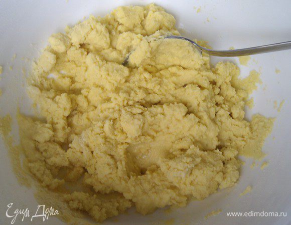 Кукурузную муку просеить и залить стаканом теплой воды.



