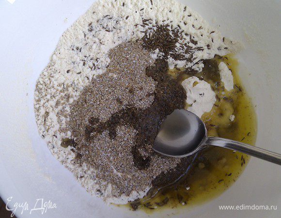 Просеить 100 гр  пшеничной муки  и добавить к ней дрожжи, соль, сахар, отруби  и тмин.  С веточек тимьяна оборвать листики и добавить к муке. Влить  оливковое масло и все перемешать. 



