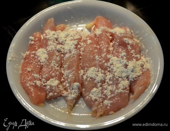 Курин.грудку тонкими полосками посолить и поперчить с обеих сторон.Обвалять слегка в муке.