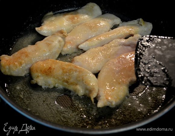 Разогреть сковороду на сред-высоком огне.Добавить олив.масло и слив. масло.Провернем сковороду так чтоб масло растеклось по всей поверхности. Выложим кусочки курицы и готовим по 2мин.каждая сторона.
Добавим вино, провернем сковороду  так ,чтоб вино разошлось по сковороде. 
Затем добавим лимон.сок и лимон.кусочками.Опять провернем сковороду , чтоб сок разошелся по всей сковороде.