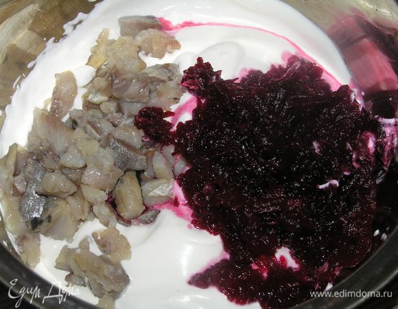 В сметану добавить взбитые сливки, нарезанную сельдь и натертую свеклу, перемешать,

