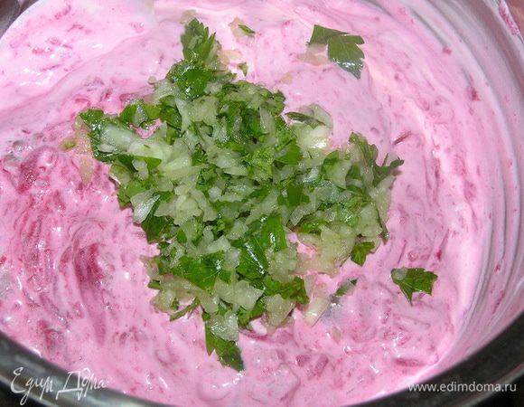 С помощью блендера измельчить лук и петрушку, добавить к основной массе, поперчить.

