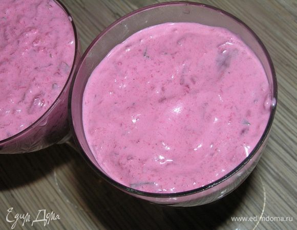 Емкости для закуски (пластиковые или силиконовые) облить водой и поставить в морозилку на 5 минут. Затем разложить массу и снова убрать в морозилку до застывания. 

