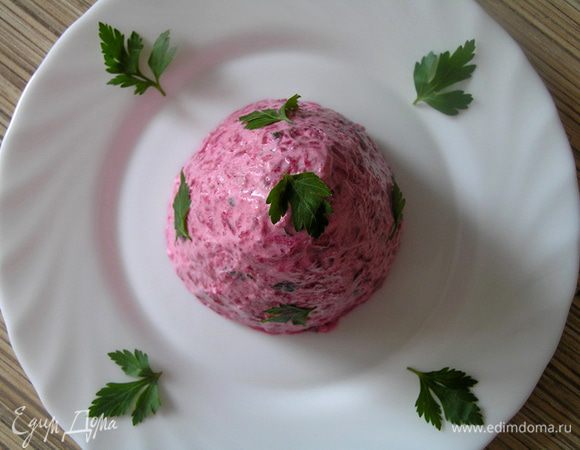 Перед подачей подержать семифредо в течении 10 минут при комнатной температуре, затем опустить формочки на несколько секунд в горячую воду и перевернуть. Украсить листьями петрушки.
