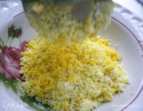 Сварить вкрутую яйца, отделить желтки протереть через самое мелкое ситечко.