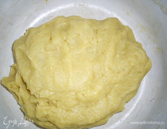 В полученную массу добавить сметану и тщательно перемешать. Постепенно всыпая муку, замесить мягкое тесто.