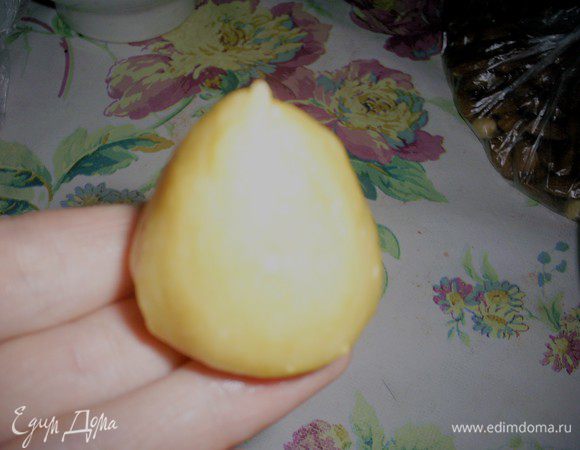 Придаем нашей печеньке форму конфетки-трюфеля.