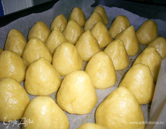 Таким образом делаем остальные печеньки. Из такого количества теста их получится 30-35 шт. Выкладываем их на противень, застеленный пергаментом. Не укладывайте слишком плотно, во время выпечки печеньки немного подрастут.
