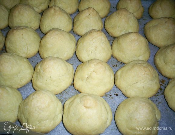 Отправляем противень в разогретую до 200 градусов духовку, выпекаем около 25-30минут, печеньки приобретают приятный золотистый цвет, верх может слегка зарумяниться. Выпеченное печенье оставляем в духовке.